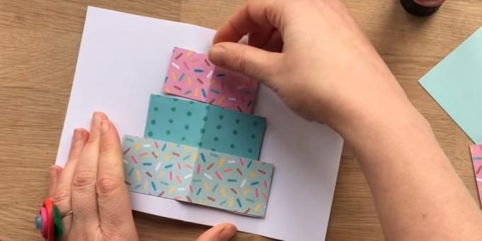 Κόψτε ένα ορθογώνιο από χρωματιστό χαρτί τρία στρώματα του μέλλοντος μέγεθος της πίτας