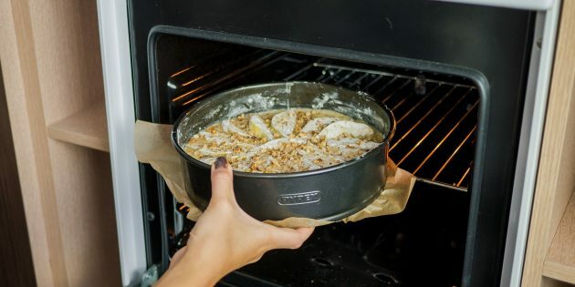 Πίτα με αχλάδια και καρύδια: ψήνουμε σε φούρνο προθερμασμένο στους 180 ° C για 25 έως 50 λεπτά