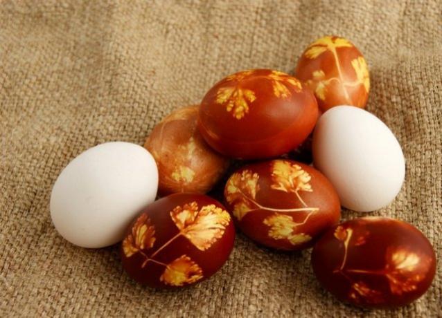 Πώς να κάνει ένα αυγό του Πάσχα: καλές ιδέες καθώς και φυσικές χρωστικές ουσίες