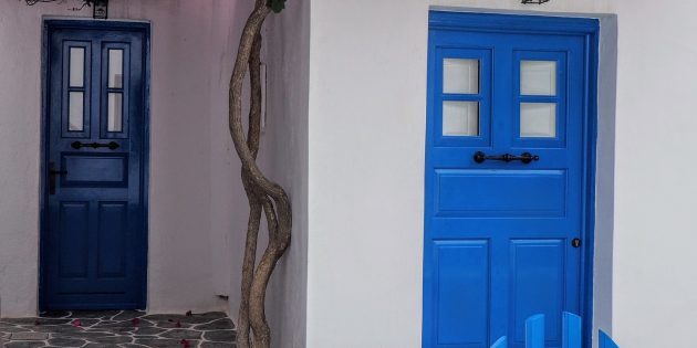 χρώμα πινελιές στο εσωτερικό: η πόρτα