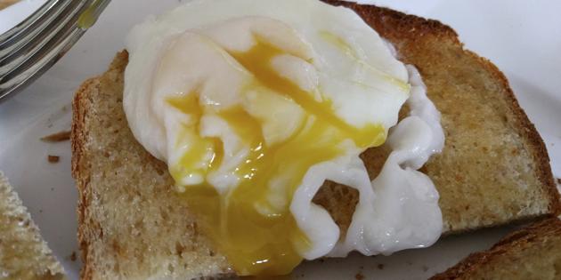 γρήγορη συνταγές των πιάτων: αυγό ποσέ με σάλτσα πικάντικη 
