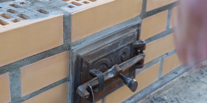 Πώς να φτιάξετε ένα tandoor με τα χέρια σας: Τοποθετήστε δύο ακόμη σειρές εξωτερικής τοιχοποιίας