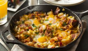 Τηγανητά αυγά με μπέικον, πατάτες και τυρί