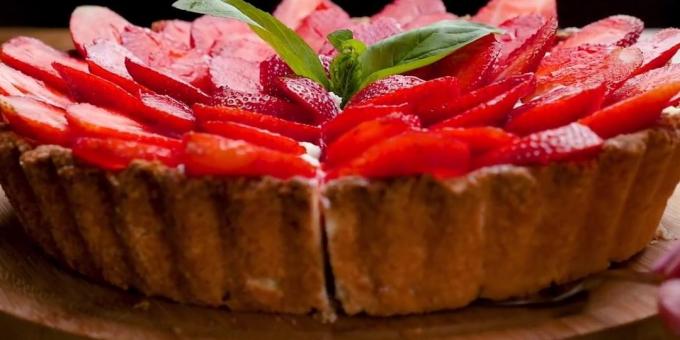 κέικ άμμου με φράουλες, τυρί cottage και ξινή κρέμα
