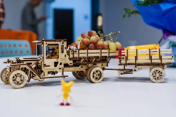 Επισκόπηση UGEARS σχεδιαστή: ξύλινο φορτηγό που πηγαίνει χωρίς μπαταρίες