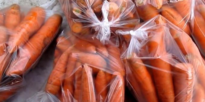 Πώς να αποθηκεύσετε τα καρότα σε σακούλες: Βάλτε τα καρότα σε πλαστικές σακούλες και δέστε τα σωστά