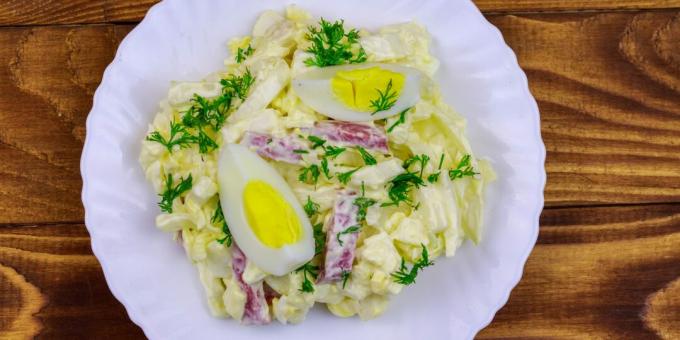 Σαλάτα με καπνιστό λουκάνικο, αυγά και λάχανο: μια απλή συνταγή