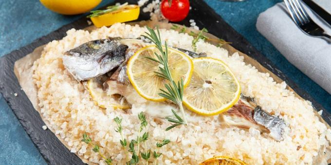 Συνταγή ψαριού φούρνου: dorado σε αλάτι
