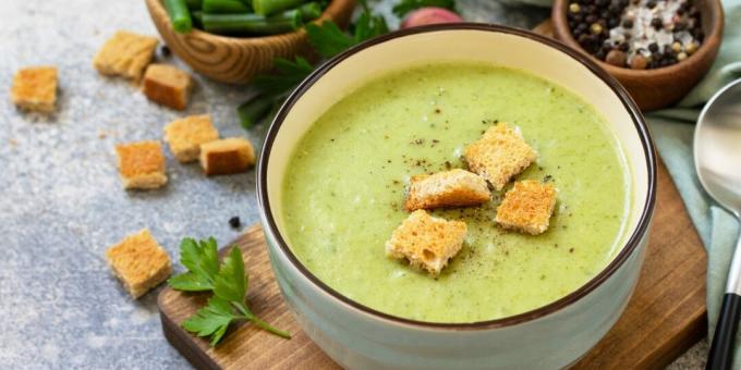 Σούπα κρέμα με πράσινα φασόλια, μπέικον και τυρί