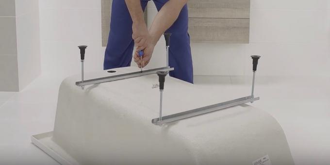 Εγκατάσταση του μπάνιου: πώς να τοποθετήσετε ακρυλικό πόδια μπάνιο