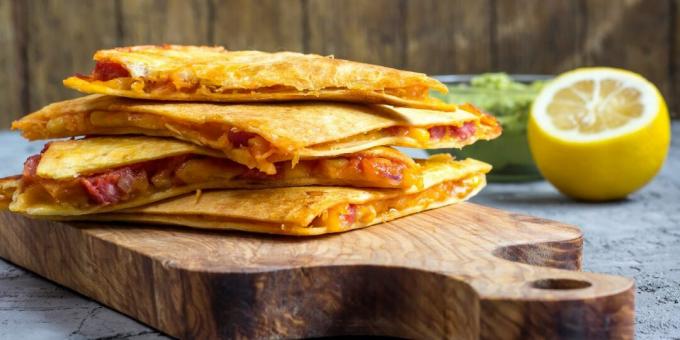 Quesadilla με λουκάνικο, τυρί και καλαμπόκι