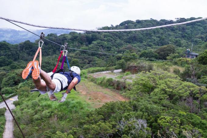 Πού να πάτε για διακοπές: ziplayn πάνω από τη ζούγκλα στην Κόστα Ρίκα