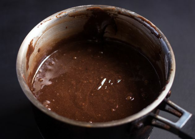 συνταγή brownie σοκολάτας: μην ζυμώνετε τη ζύμη πολύ καιρό