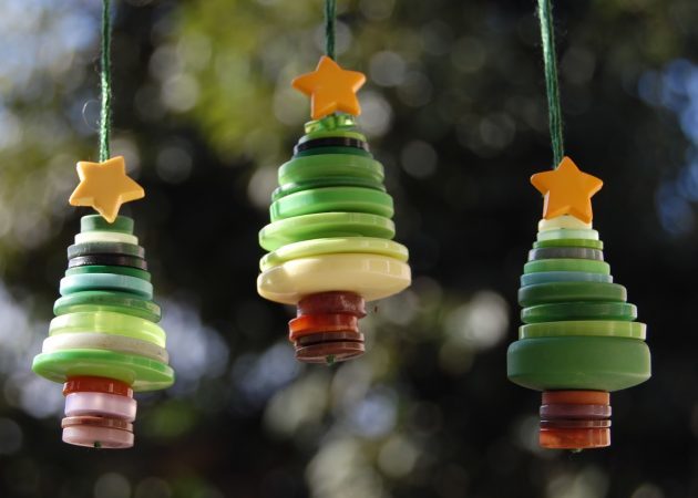 Διακοσμήστε ένα χριστουγεννιάτικο δέντρο: τα παιχνίδια με τα χέρια τους
