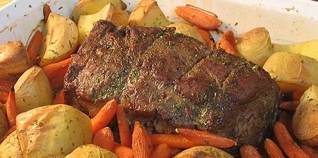 Πώς να μαγειρέψουν το βόειο κρέας στο φούρνο: βόειο κρέας πικάντικο με πατάτες και καρότα