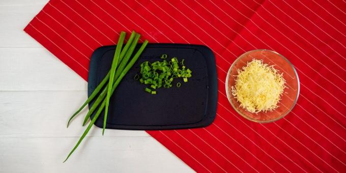 Κις συνταγή με κοτόπουλο και μανιτάρια: Προετοιμασία τυρί και χόρτα