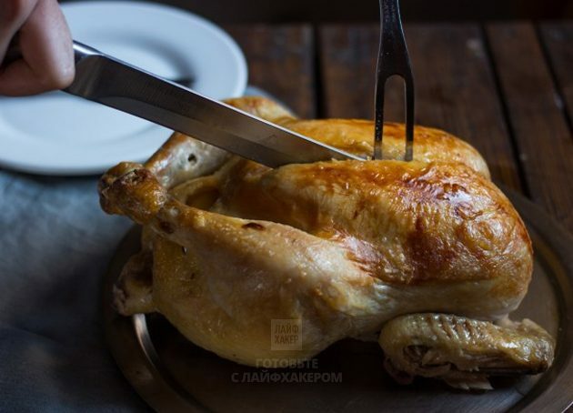 Κοτόπουλο φούρνου με λεμόνι: Αφήστε το κοτόπουλο να παραμείνει για λίγο πριν το κόψετε