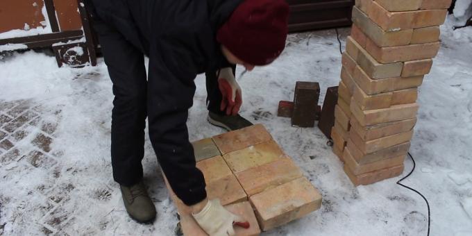 Πώς να φτιάξετε ένα tandoor με τα χέρια σας: Καλύψτε το μέταλλο με ένα συνεχές στρώμα οκτώ τούβλων