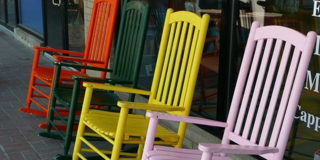 χρώμα πινελιές στο εσωτερικό: καρέκλες
