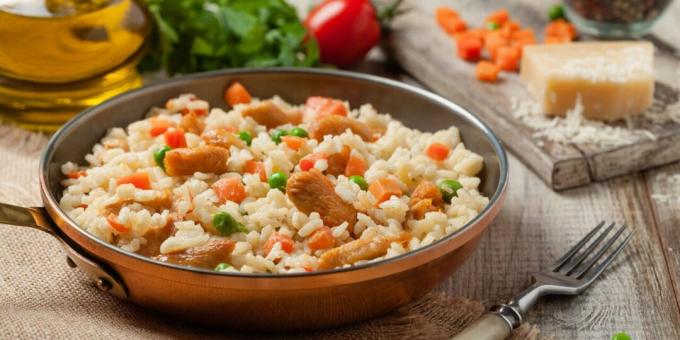Κοτόπουλο με ρύζι, αρακά και καρότα