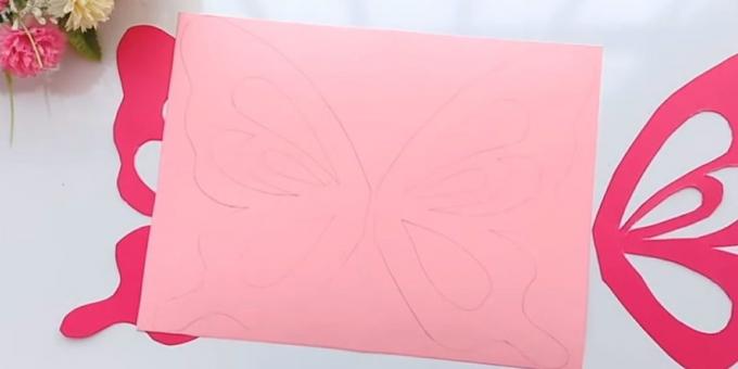 κάρτα γενεθλίων με τα χέρια σας: Συνδέστε τα φτερά στο ροζ χαρτί και κύκλο