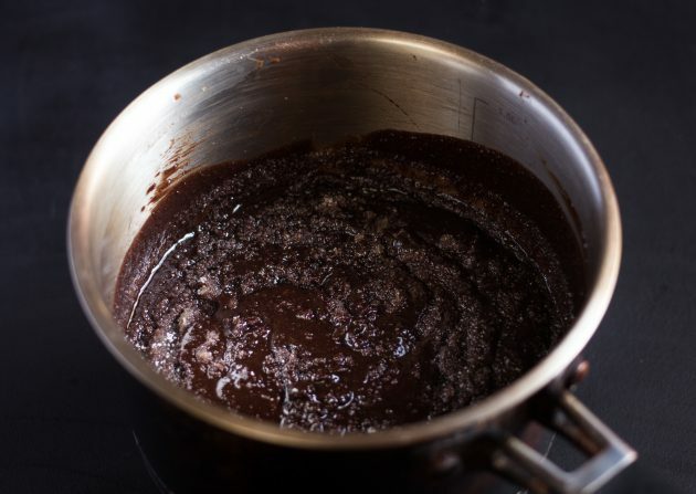 συνταγή brownie σοκολάτας: προσθέστε ζάχαρη και κακάο