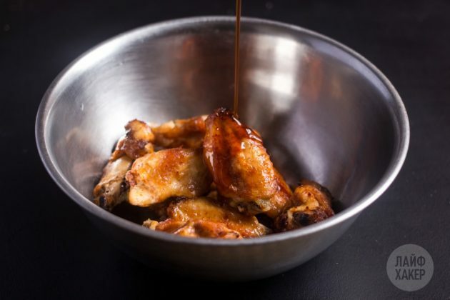 Πώς να μαγειρέψετε τραγανά φτερά στο φούρνο: ρίξτε το γλάσο πάνω από το κρέας και ανακατέψτε