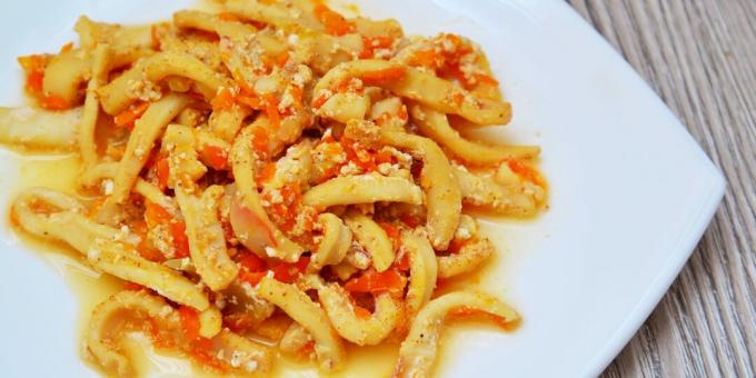 Τηγανητό καλαμάρι με ξινή κρέμα και καρότα: μια απλή συνταγή