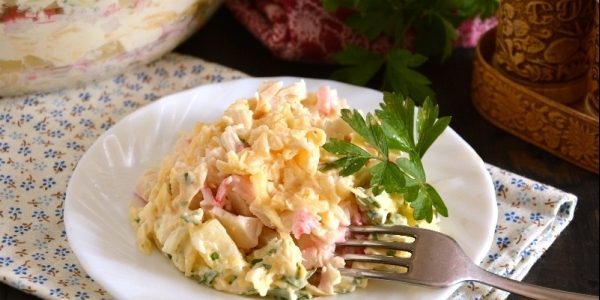 Πώς να προετοιμάσει μια σαλάτα με ανανά, μπαστούνια καβούρια, τα αυγά και το τυρί