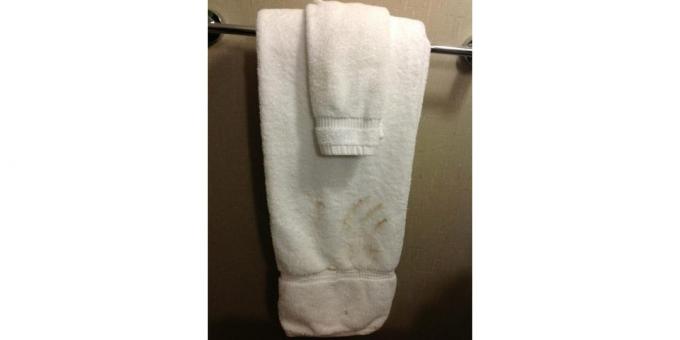 πετσέτες σε ένα κακό ξενοδοχείο