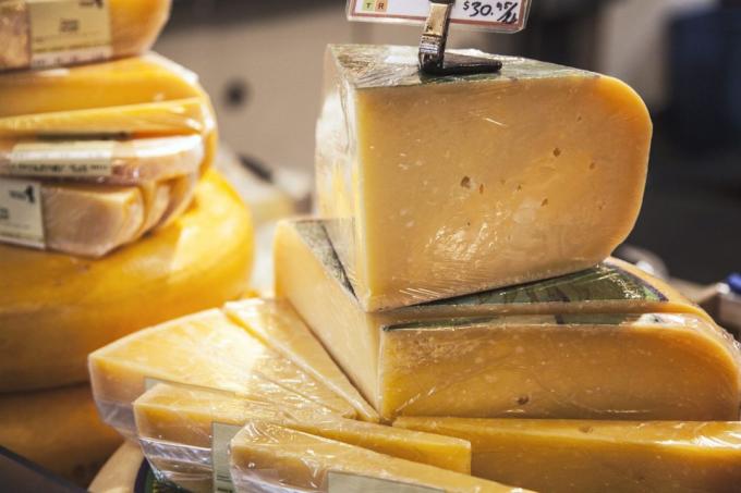 Τυρί περιέχει καζεΐνη και μας κάνει να θέλετε να απολαύσετε ξανά και ξανά