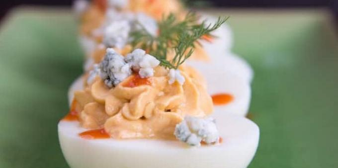 Γεμιστά αυγά με μπλε τυρί