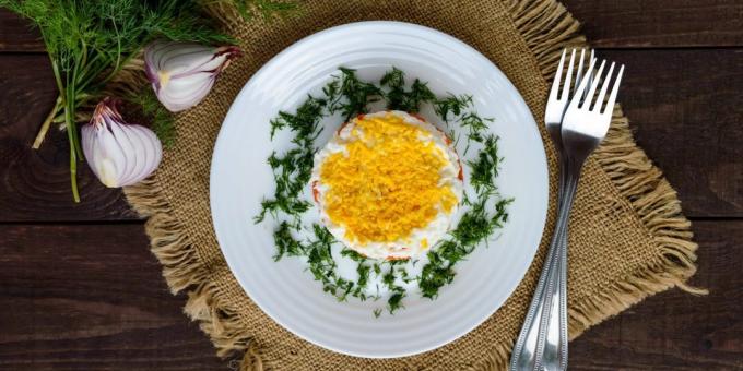 Μια σαλάτα από καπνιστό κοτόπουλο, καλαμπόκι και το ρύζι: μια απλή συνταγή