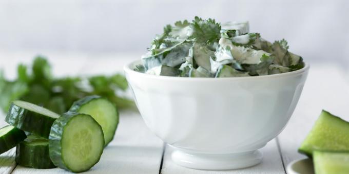 Διατροφή σαλάτα αγγουριού με σάλτσα μέντας και κεφίρ: μια απλή συνταγή 