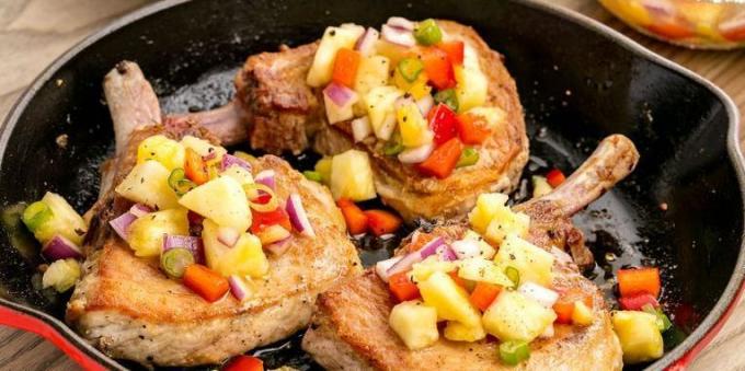 Πώς να τηγανίσετε το κρέας με οστά με πιπεριές και ανανά