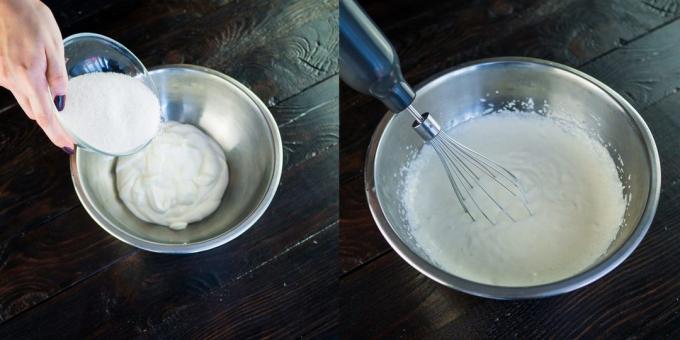 Κέικ μέλι κέικ: Σε ένα μεγάλο μπολ, συνδυάστε την κρέμα γάλακτος και τη ζάχαρη
