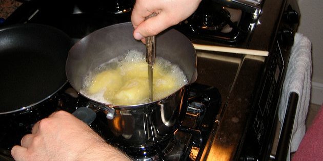 Η συνταγή της πουρέ πατάτας: πατάτες προθυμία να ελέγξετε το μαχαίρι