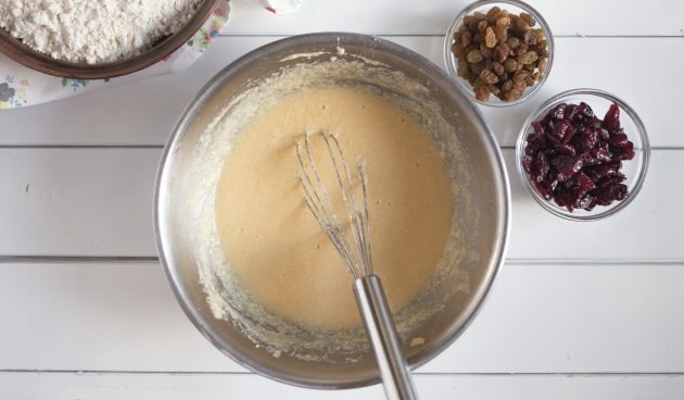Συνταγή Panettone χωρίς μαγιά: χωρίς να σταματήσετε να ανακατεύετε, αρχίστε να προσθέτετε αυγά και κρόκους