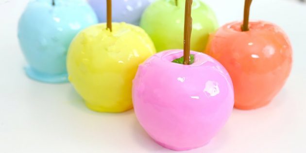 Τα μήλα σε καραμέλα χρωματιστά