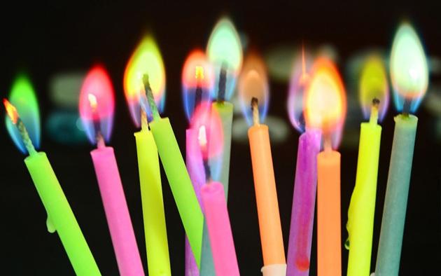 Δώρα για την Πρωτοχρονιά κεριά με χρωματιστές φλόγες
