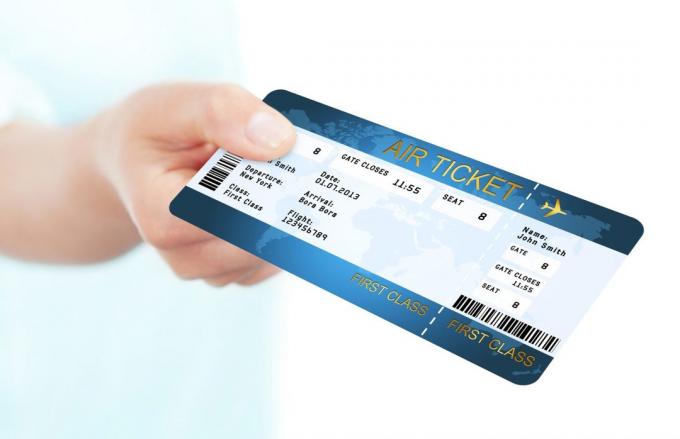 μπλε μύγα αεροπορικό εισιτήριο holded με το χέρι πάνω από λευκό φόντο