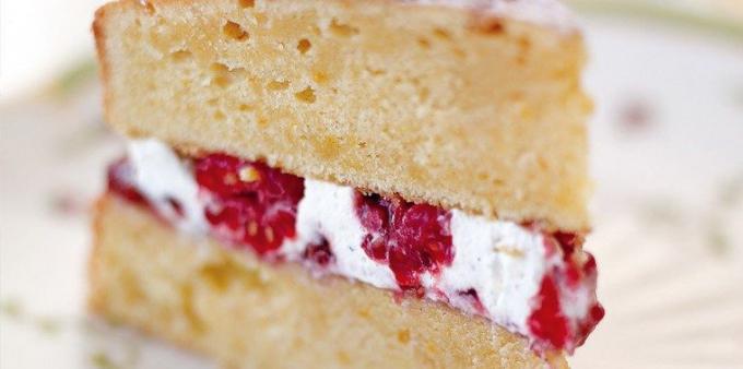 Συνταγές κέικ με σμέουρα: Sponge κέικ με βατόμουρα και κρεμώδη στρώση
