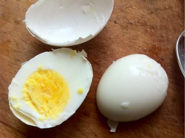 κόλπα Κουζίνα: πώς να γρήγορα καθαρό βραστά αυγά