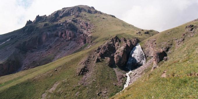 Χαλαρώστε στην περιοχή Elbrus: πλεξούδες Maiden του καταρράκτη και ένα παρατηρητήριο στην κορυφή Terskol