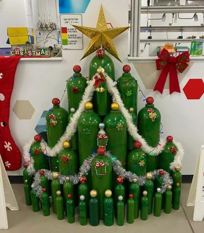 Χριστουγεννιάτικο δέντρο από φιάλες αερίου