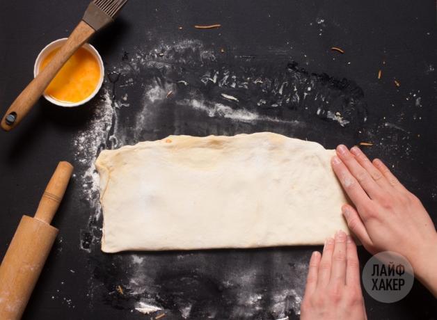 Πώς να μαγειρέψουν τα ραβδιά τυριών: Διπλώστε τη ζύμη στη μέση