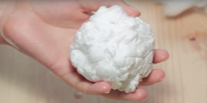 Χιονάνθρωπος με τα χέρια του: να δημιουργήσει ένα κομμάτι βαμβάκι