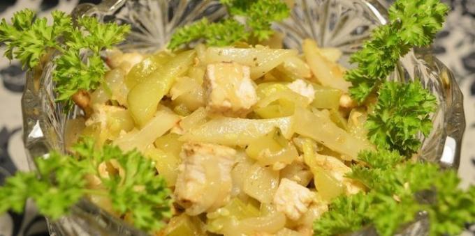 συνταγές Αγκινάρα: Ζεστή σαλάτα με ηλιάνθου, κοτόπουλο και τουρσί αγγούρια
