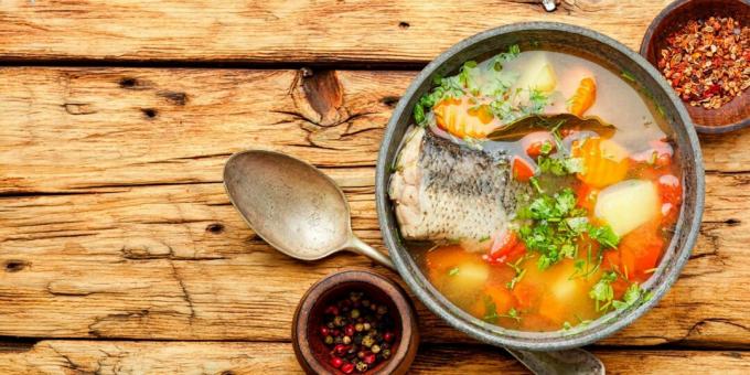 Σούπα με το κεφάλι και την ουρά ψαριών με λαχανικά