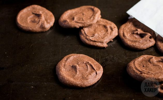 Ψύξτε τα μπισκότα τσιπ σοκολάτας μετά το ψήσιμο και στη συνέχεια αφαιρέστε από την περγαμηνή
